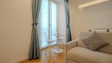 Luxury Room (B) | 1 bedroom, memory foam beds, desk, laptop workspace