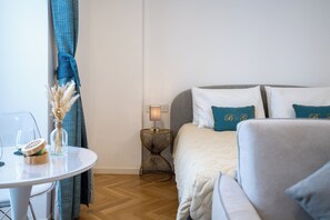 ห้องลักซ์ชัวรี่ (B) | 1 ห้องนอน, เตียงเมมโมรีโฟม, โต๊ะทำงาน, พื้นที่ทำงานแบบใช้แล็ปท็อป