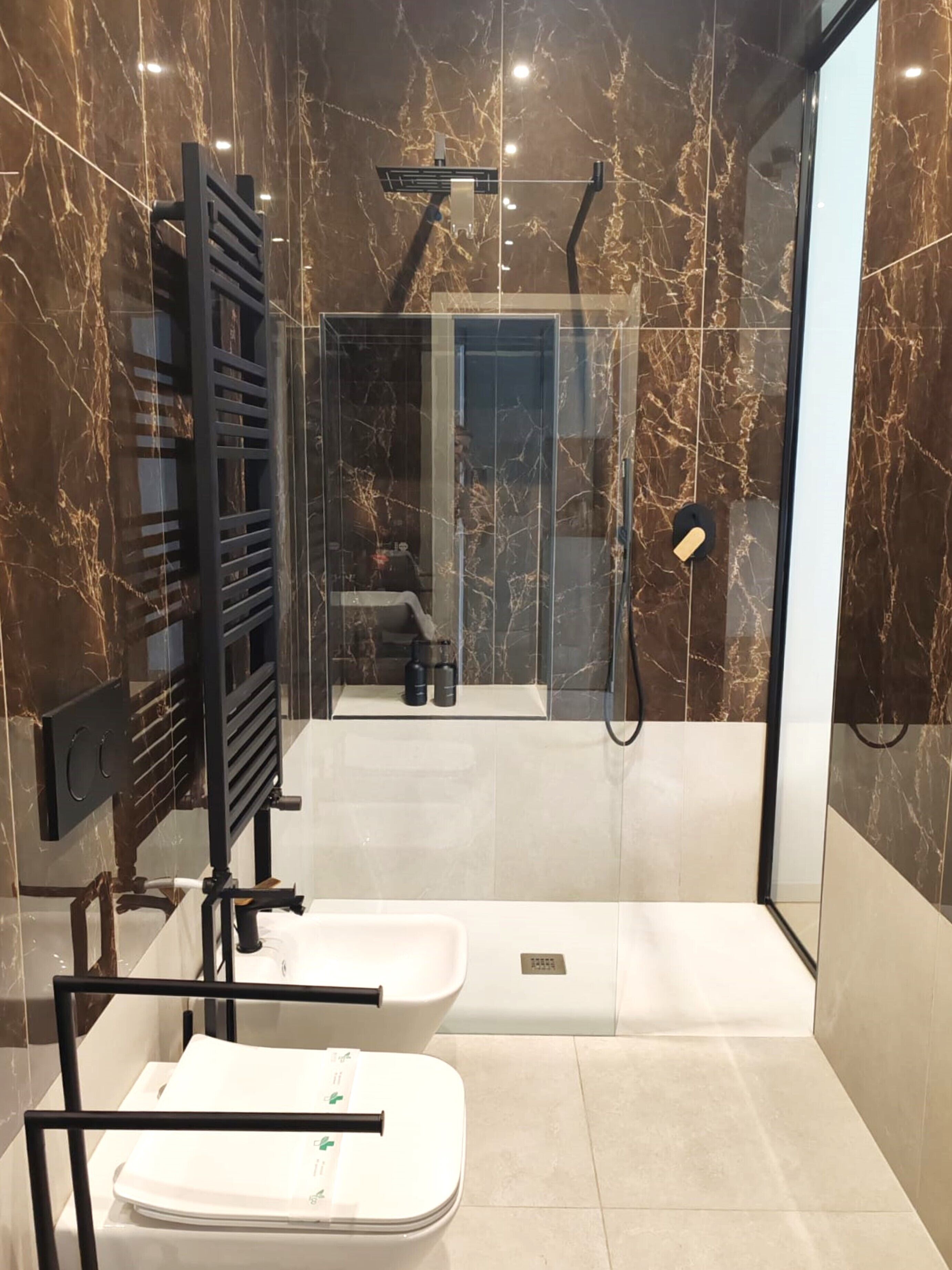 Luxury Room (G) | Bathroom | Shower, rainfall showerhead, free toiletries, hair dryer