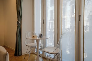 1 bedroom, memory foam beds, desk, laptop workspace - B and G Boutique apt.-heart of Milano- Design District (Milan)