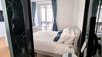 1 habitaciĂłn, escritorio y espacio para trabajar con laptop