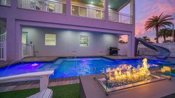 Een binnenzwembad en een buitenzwembad