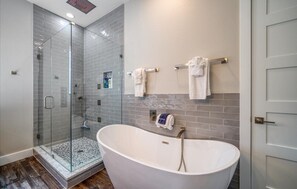 Shower, hair dryer, towels, soap - Coastal Breeze - 90 seconds from door to sand. Heated pool with slide & spa. (Indian Shores)