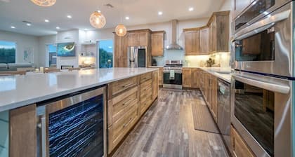 Coastal Breeze - 90 seconds from door to sand. Heated pool with slide & spa.