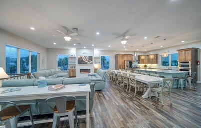 Coastal Breeze - 90 seconds from door to sand. Heated pool with slide & spa.
