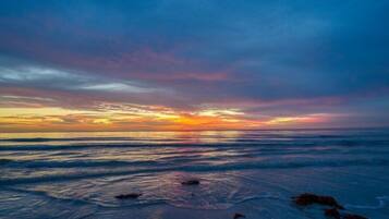 Vlak bij het strand, ligstoelen, strandlakens
