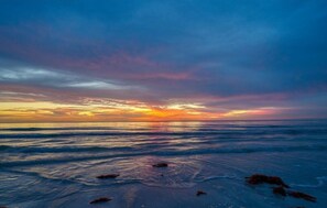 Beach nearby, sun-loungers, beach towels
