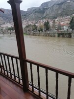 Un río con un muro de piedra y un puente.