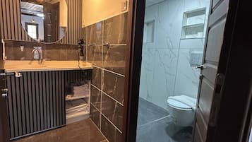 Comfort Quadruple Room | Bathroom