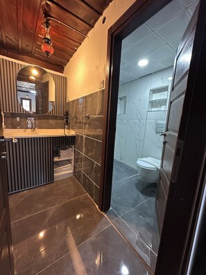 ห้องคอมฟอร์ทสำหรับสี่ท่าน | ห้องน้ำ | ฝักบัว, ไดร์เป่าผม, รองเท้าสวมภายในห้อง, ผ้าเช็ดตัว