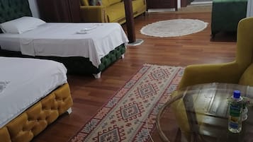 Quarto quádruplo conforto | 1 quarto, frigobar, Wi-Fi de cortesia, roupa de cama