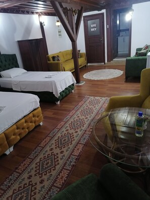 Habitación cuádruple Confort | Minibar, wifi gratis y ropa de cama 