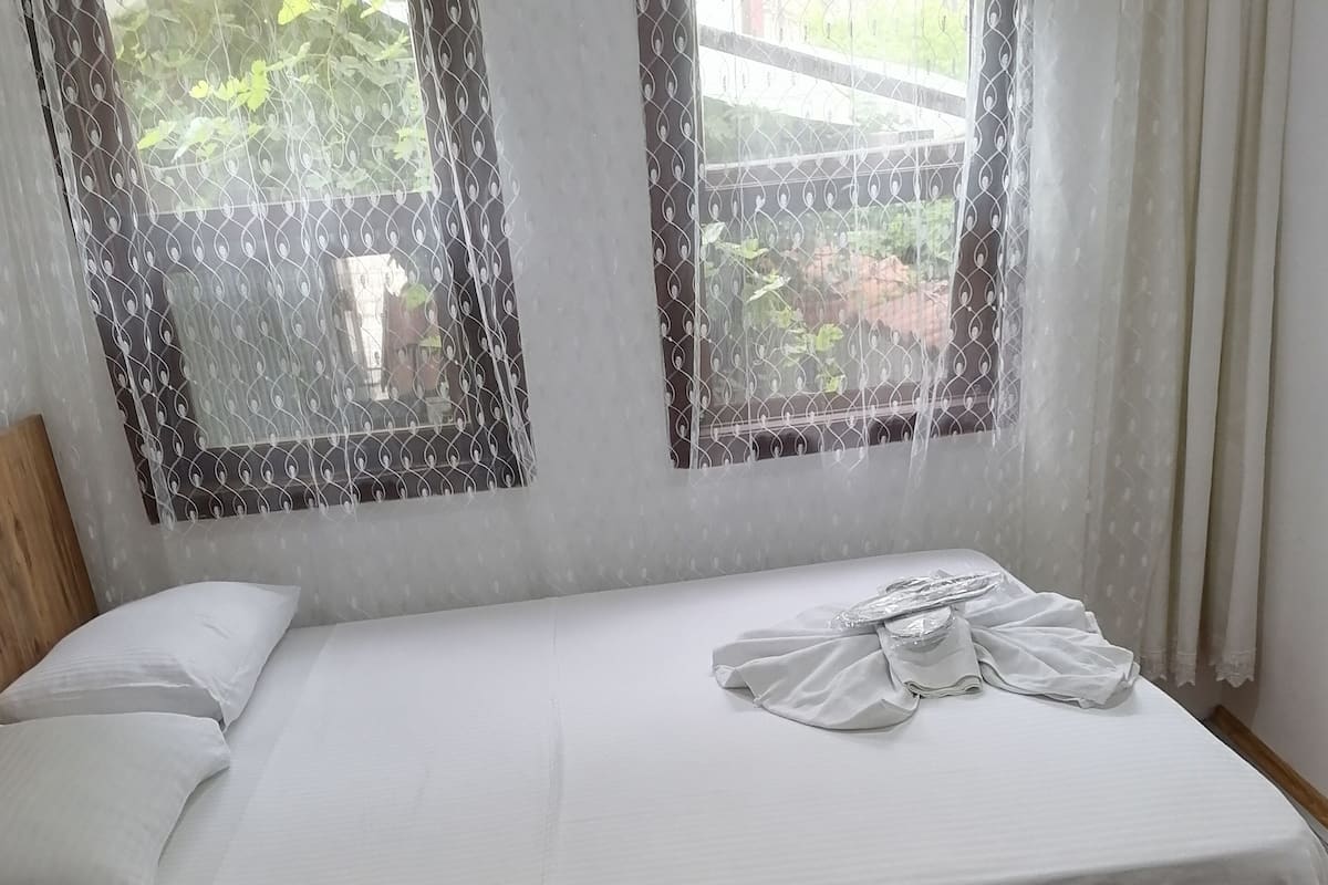 Habitación individual Deluxe, para fumadores, vista al patio | 1 habitación, minibar, wifi gratis y ropa de cama