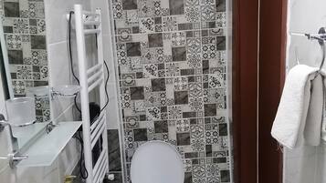 Quarto casal clássico | Banheiro | Chuveiro, secador de cabelo, chinelos, toalhas de banho