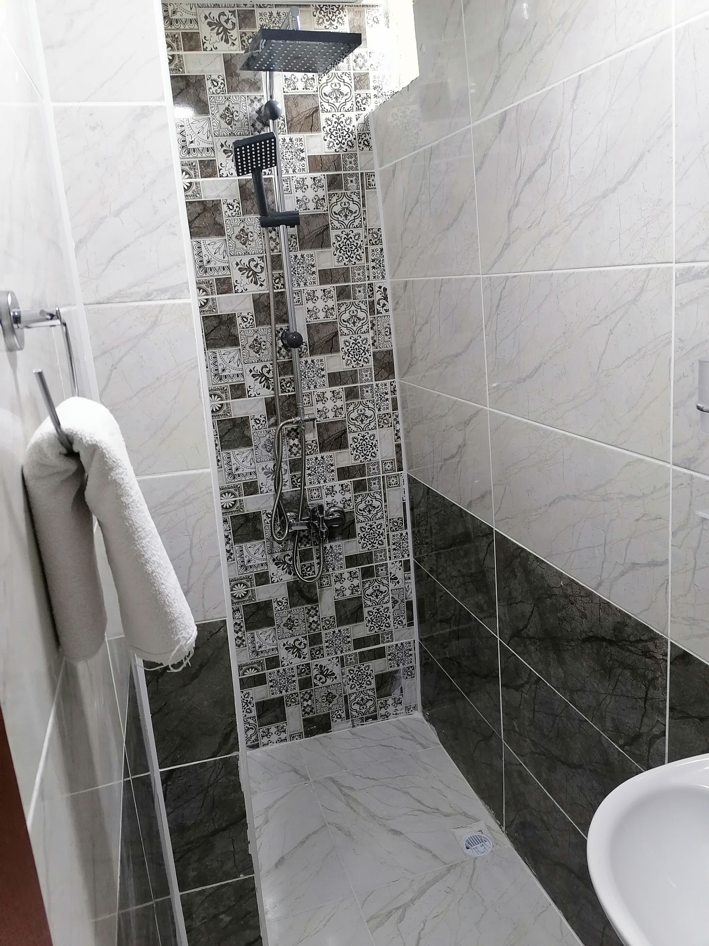 Habitación doble clásica | Baño | Regadera, secadora de cabello, pantuflas, toallas 