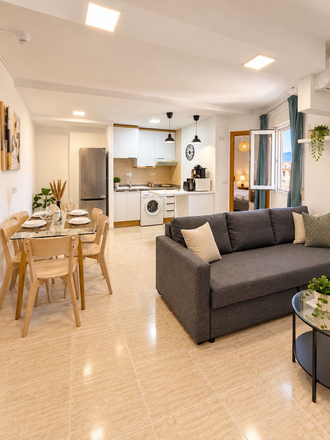 Un apartamento moderno con comedor, cocina y sala de estar.