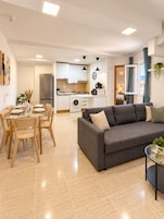 Un apartamento moderno con comedor, cocina y sala de estar.
