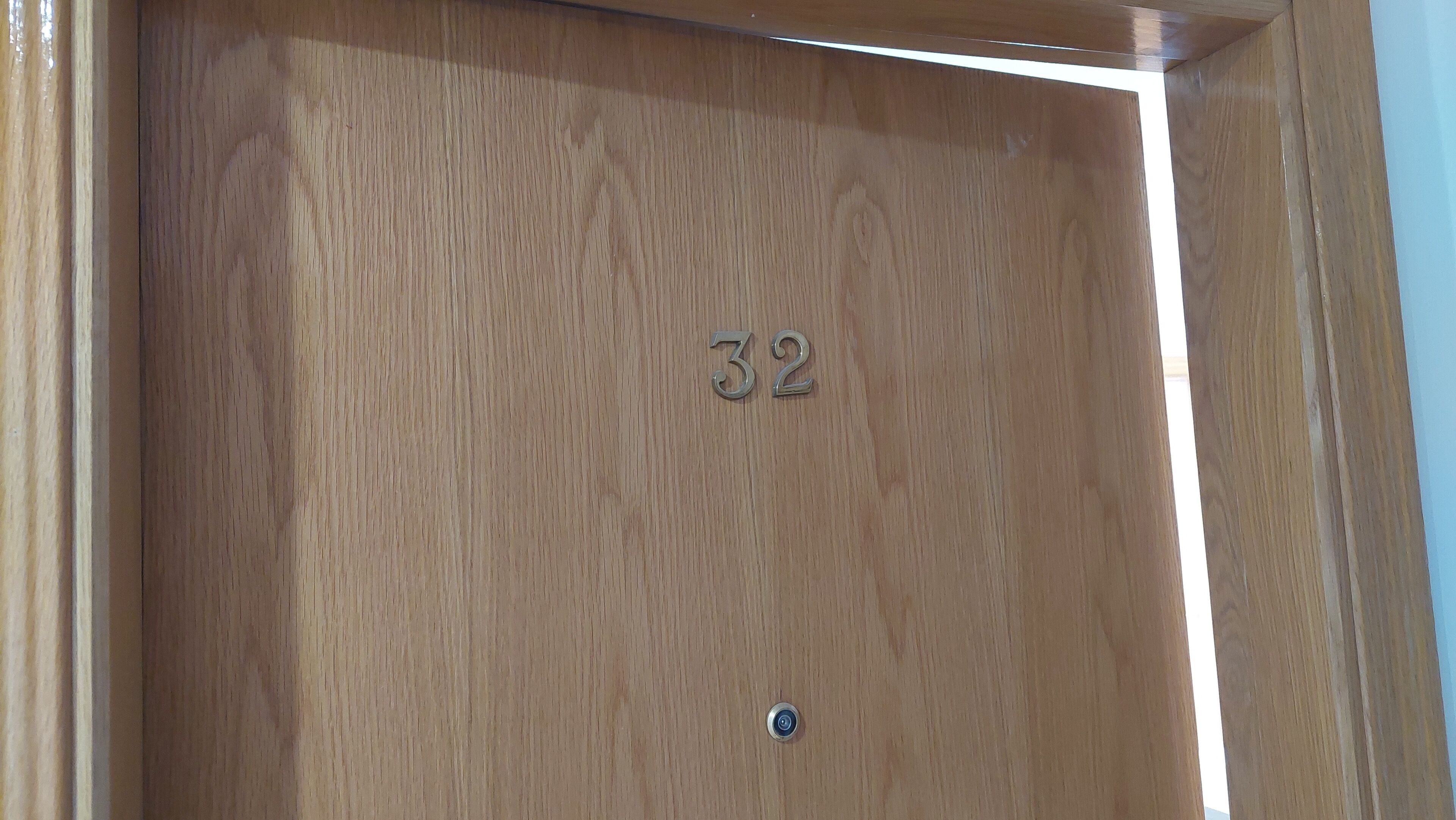 En dörr av trä med nummer 32.