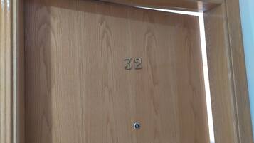 En dörr av trä med nummer 32.
