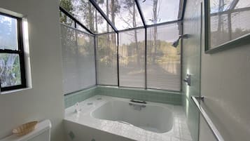 Bubbelbadkar, hÄrtork, handdukar och tvÄl