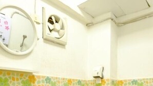 A bathroom with a toilet, sink, and a mirror. - Baan Rabiengfah resort (Wiang Kaen)