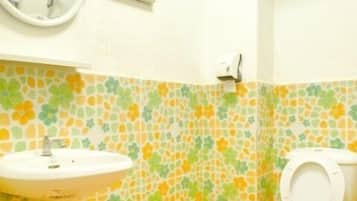 Shower, pancuran hujan, perlengkapan mandi gratis, dan handuk