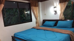 A bedroom with two beds, a window with curtains, and a wall-mounted light fixture. - Baan Rabiengfah resort (Wiang Kaen)