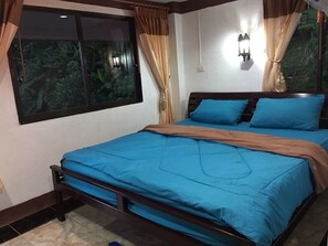 Standard Queen room for 2 persons | Draps fournis