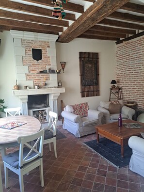 Dining - Maison au Calme Dans le Centre Ville au Bords de L'eau, Barque Disponible (Segré-en-Anjou Bleu)