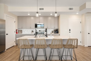 Appart'hôtel, 2 chambres | Cuisine privée | Réfrigérateur, four, cafetière/bouilloire, bouilloire électrique