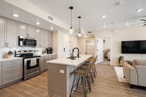 Apartamento, 2 habitaciones | Cocina privada | Frigorífico, horno, cafetera o tetera y tostadora