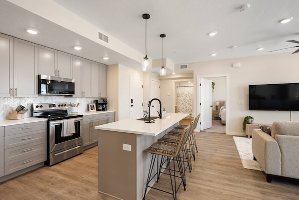 Fridge, oven, coffee/tea maker, toaster - Hummingbird Retreat 2 Bedroom Condo (St. George)