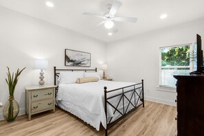 4 bedrooms, iron/ironing board, WiFi, bed sheets - Cayenne Cottage - Sleeps 10 w/Beach set up - Gated community 3 min to the Gulf (Miramar Beach)