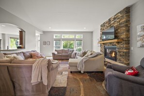 TV, fireplace