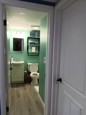 Haartrockner, Handtücher, Seife, Toilettenpapier