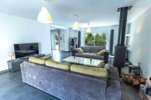 Living area - Chez Phil, Chambres D'hôte, Chambre Thème Bois (La Pomarède)