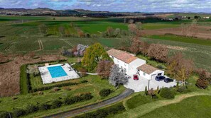 Exterior - Chez Phil, Chambres D'hôte, Chambre Thème Bois (La Pomarède)