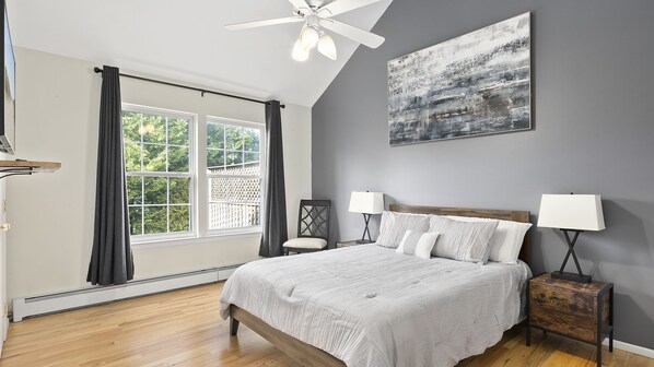 3 عدّة غرف نوم وخزنة داخل الغرفة ومكتب ومكواة/لوح كي