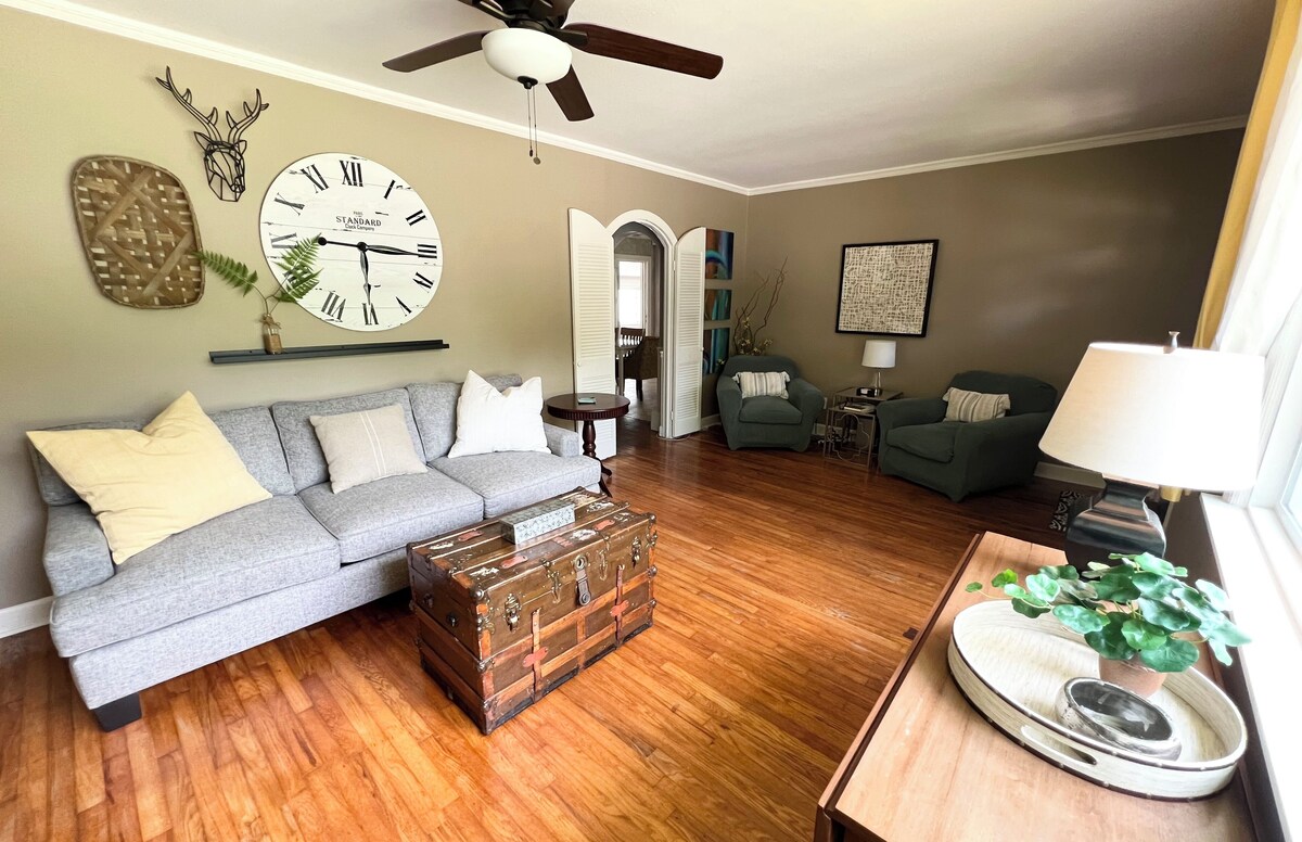 Photo 2 of This urban cottage is walkable to dining, shopping and more! Pet friendly
