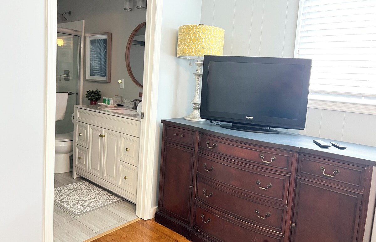 Photo 6 of This urban cottage is walkable to dining, shopping and more! Pet friendly