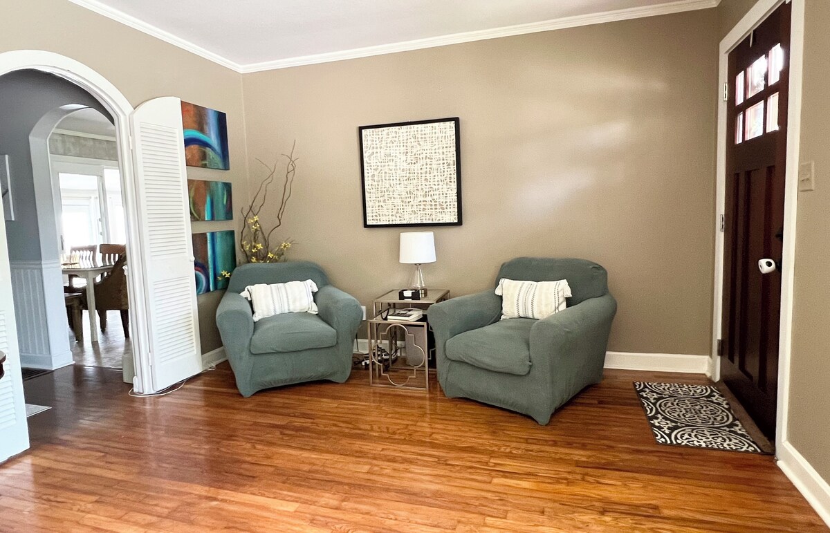 Photo 3 of This urban cottage is walkable to dining, shopping and more! Pet friendly