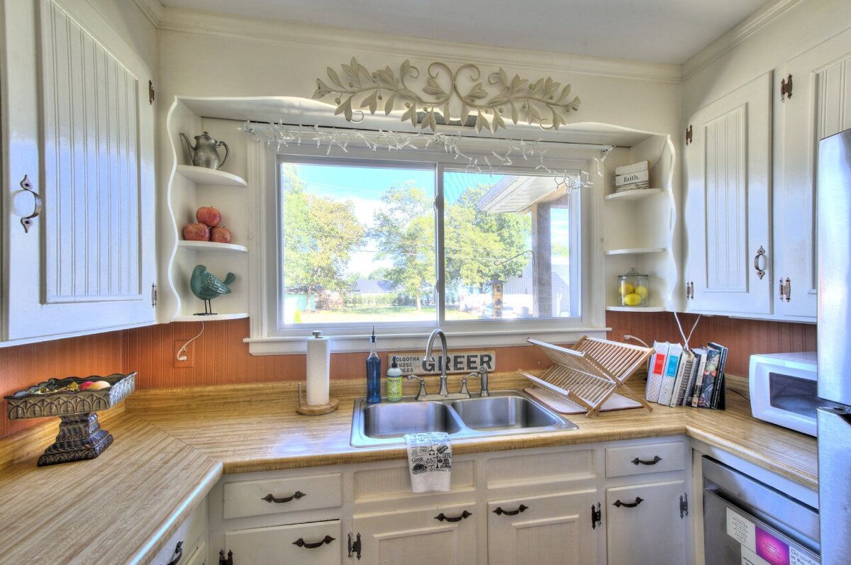Photo 15 of This urban cottage is walkable to dining, shopping and more! Pet friendly