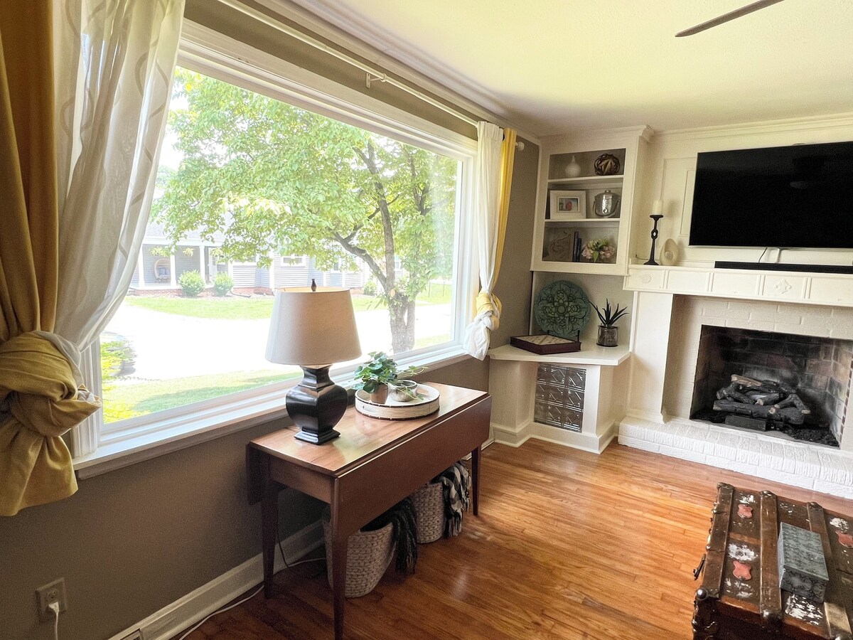 Photo 4 of This urban cottage is walkable to dining, shopping and more! Pet friendly
