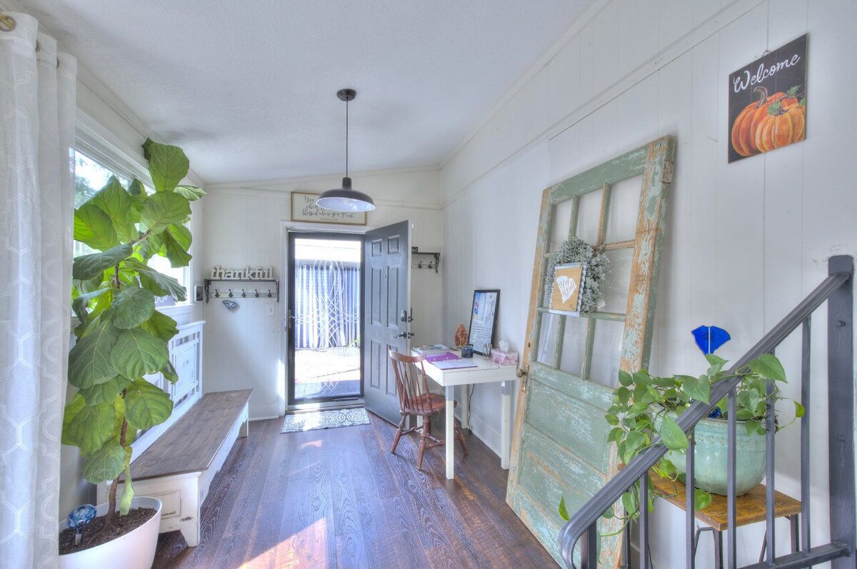 Photo 18 of This urban cottage is walkable to dining, shopping and more! Pet friendly