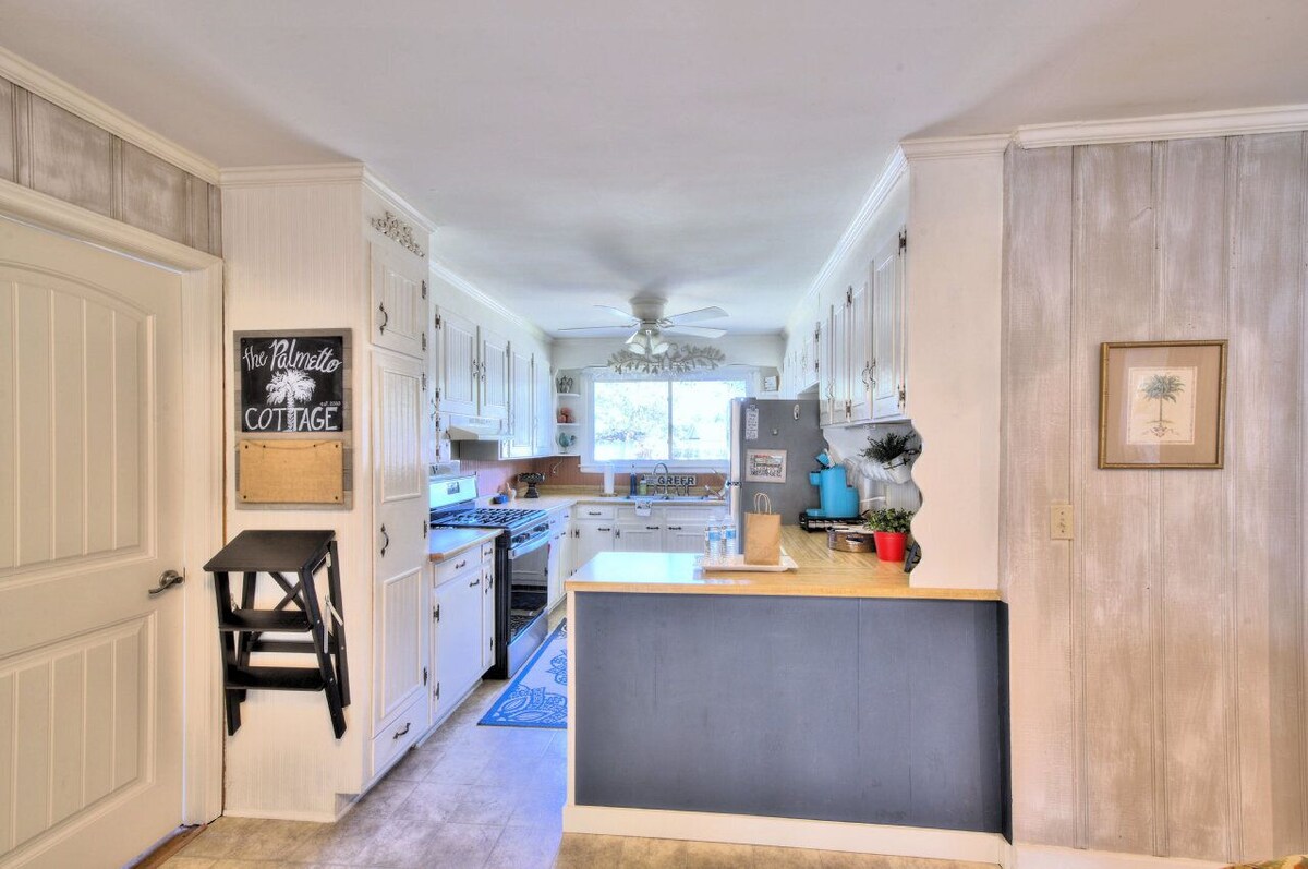 Photo 14 of This urban cottage is walkable to dining, shopping and more! Pet friendly
