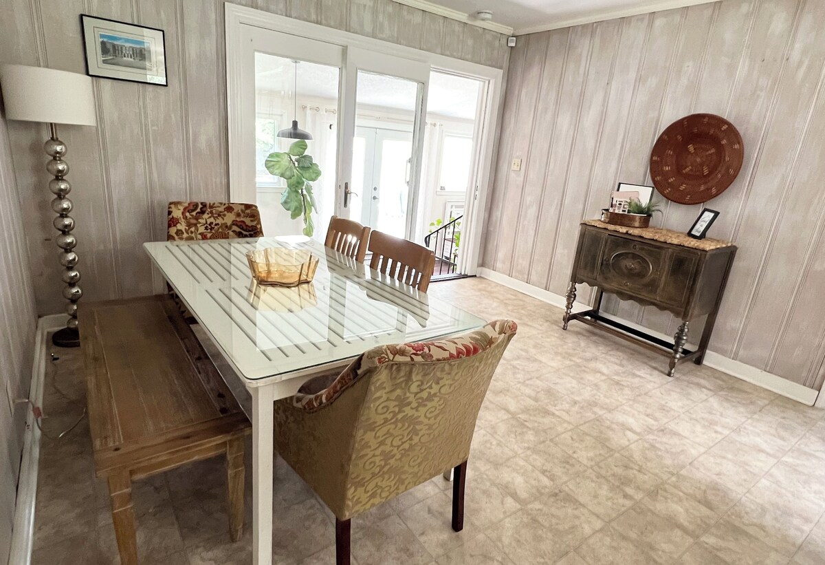 Photo 16 of This urban cottage is walkable to dining, shopping and more! Pet friendly