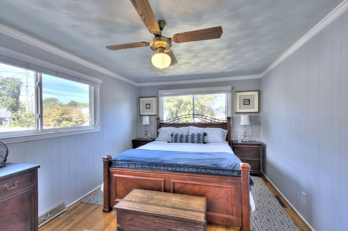 Photo 5 of This urban cottage is walkable to dining, shopping and more! Pet friendly
