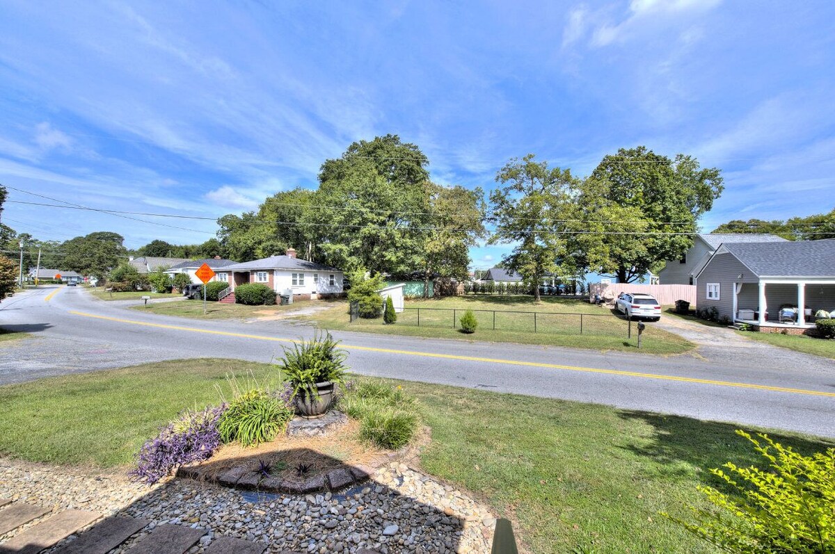 Photo 26 of This urban cottage is walkable to dining, shopping and more! Pet friendly
