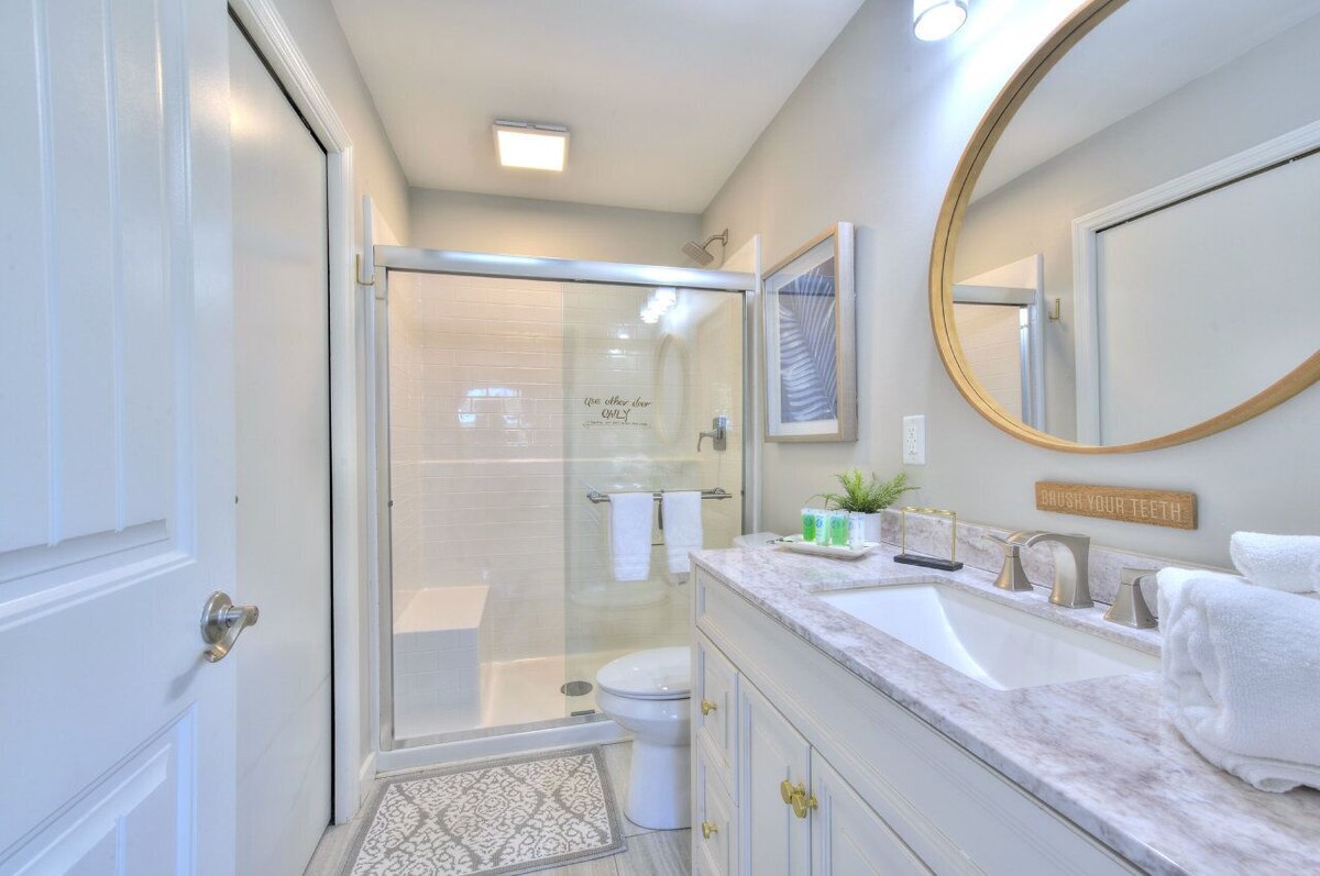 Photo 7 of This urban cottage is walkable to dining, shopping and more! Pet friendly