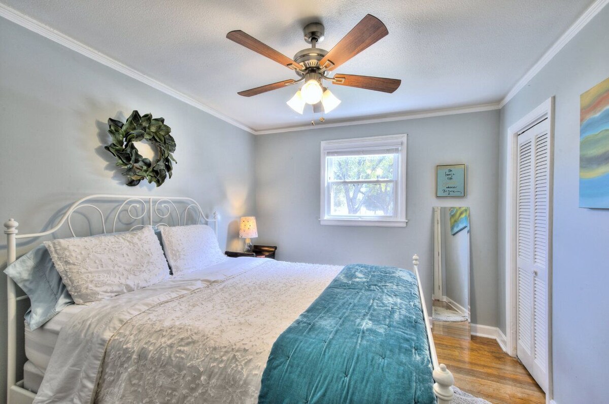 Photo 8 of This urban cottage is walkable to dining, shopping and more! Pet friendly